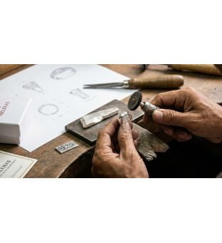 Originea Bijuteriilor Helenas: Măiestrie din Tailanda vs. Produse de Serie