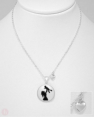 Colier din argint cu medalion rotund mama cu copil in brate si inima